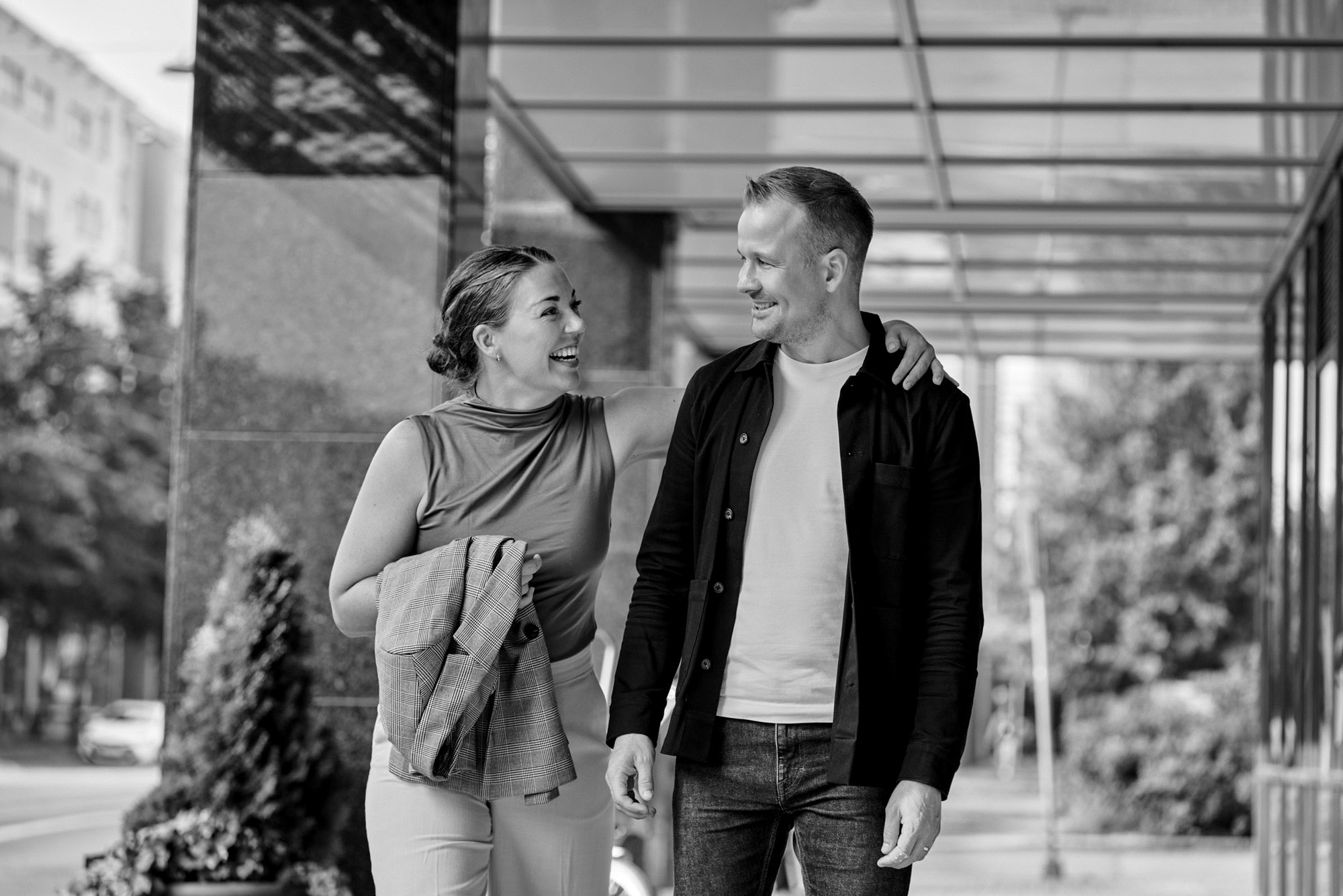 Kaksi Bondatan asiantuntijaa kävelee kadulla ja keskustelee iloisesti keskenään